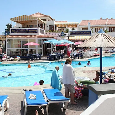 アパート With Heated Pools In アデヘ